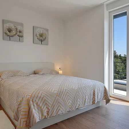 Modernes Mit Grosser Terrasse Daire Pjescana Uvala