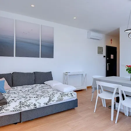 Modernes Mit Grosser Terrasse Pjescana Uvala