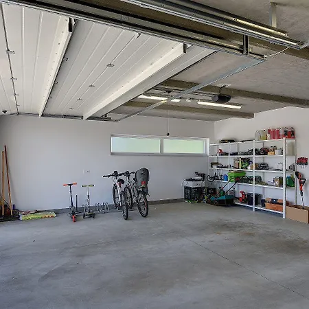 Modernes Mit Grosser Terrasse *