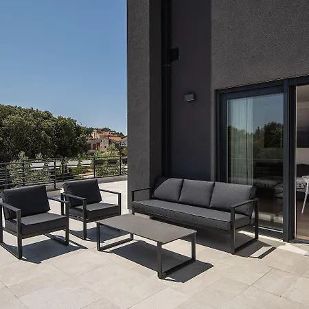 Modernes Mit Grosser Terrasse