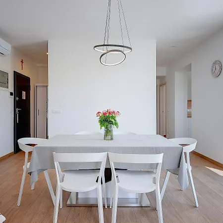 Apartment Modernes Mit Grosser Terrasse *