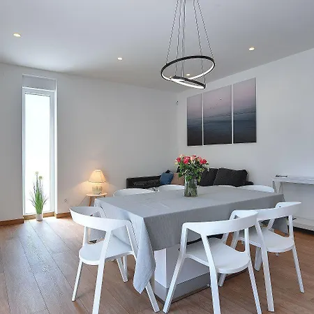 Modernes Mit Grosser Terrasse Apartment