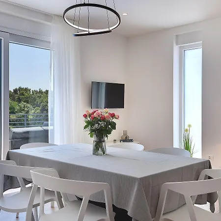 Modernes Mit Grosser Terrasse *