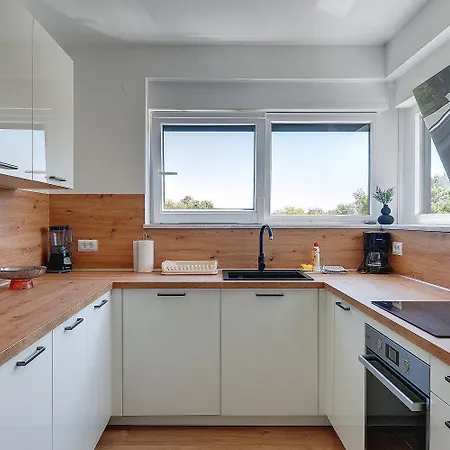 Modernes Mit Grosser Terrasse