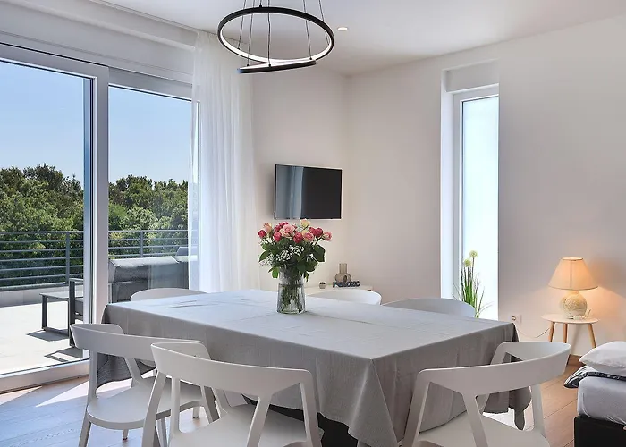 Modernes Mit Grosser Terrasse *