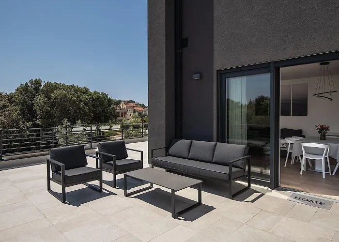 Modernes Mit Grosser Terrasse
